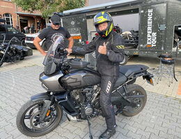 Tourguide Frank Liebmann testet eine Harley-Davidson Pan America