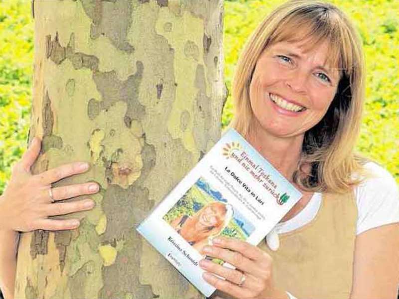 Kristina Schmidt mit ihrem ersten Buch in Artikel der LVZ